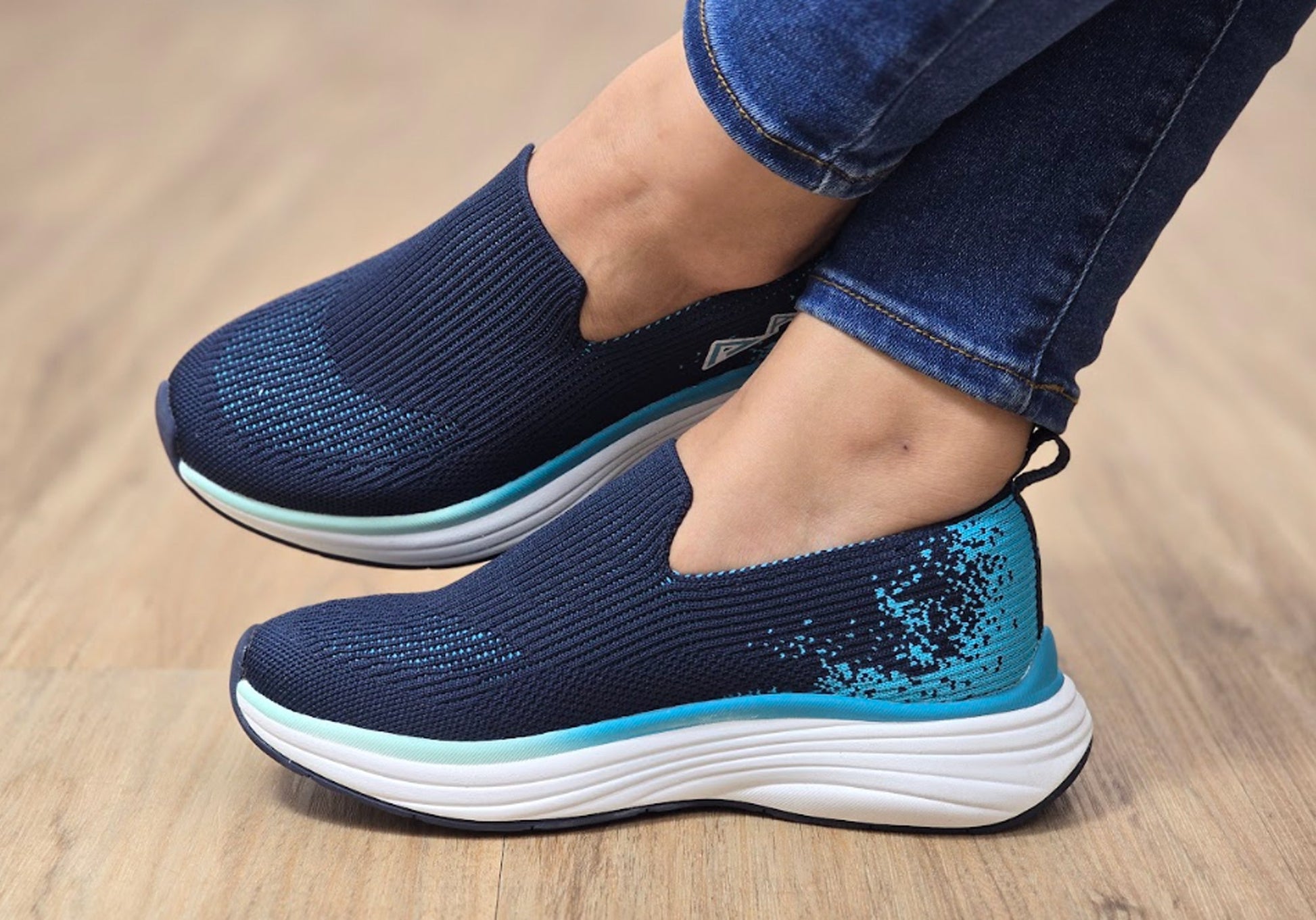 Align Thorne Womens Supportive Wide Fit Arch Support Slip On Sneakers